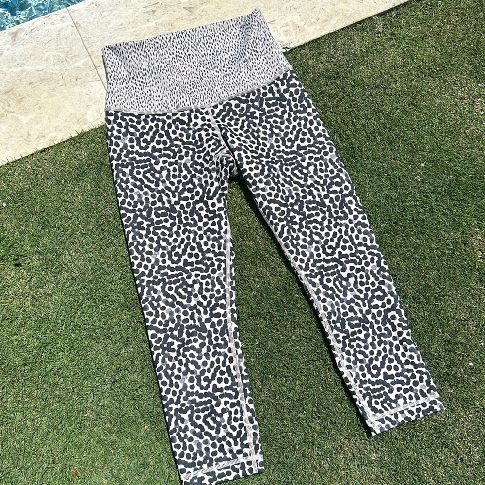 Lululemon cropped yoga pants